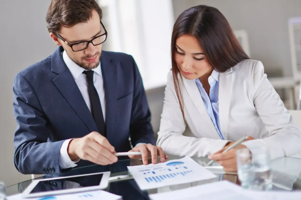 Imagem de um contador apresentando um relatório para cliente, simbolizando a contabilidade consultiva.