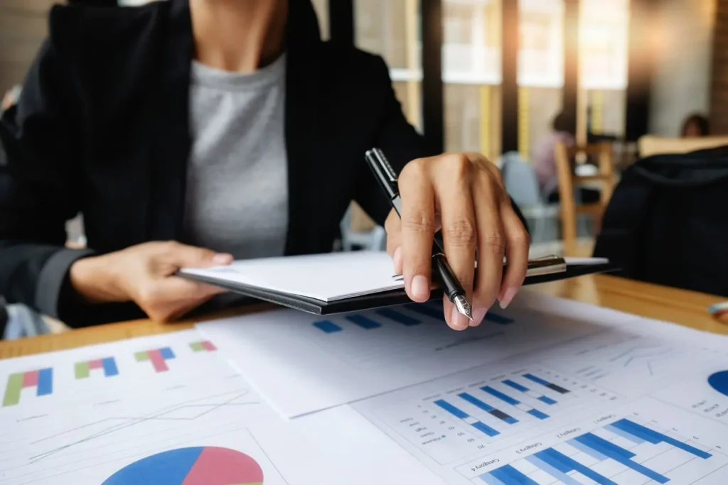 Contadora analisando gráficos e dados financeiros, simbolizando a contabilidade gerencial na prática.