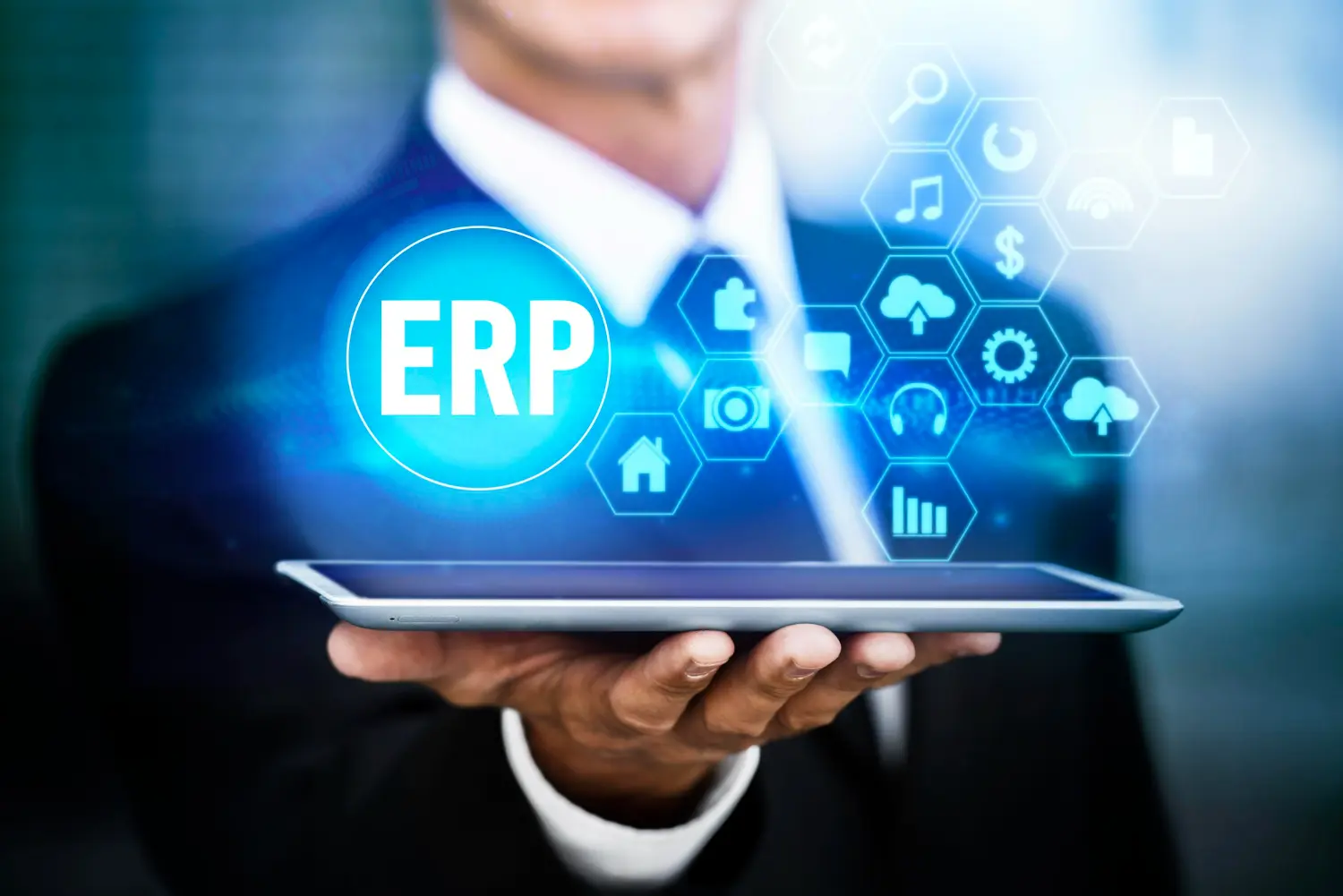 Imagem de um profissional com um tablet na mão e a interface holográfica de ícones do ERP na contabilidade.