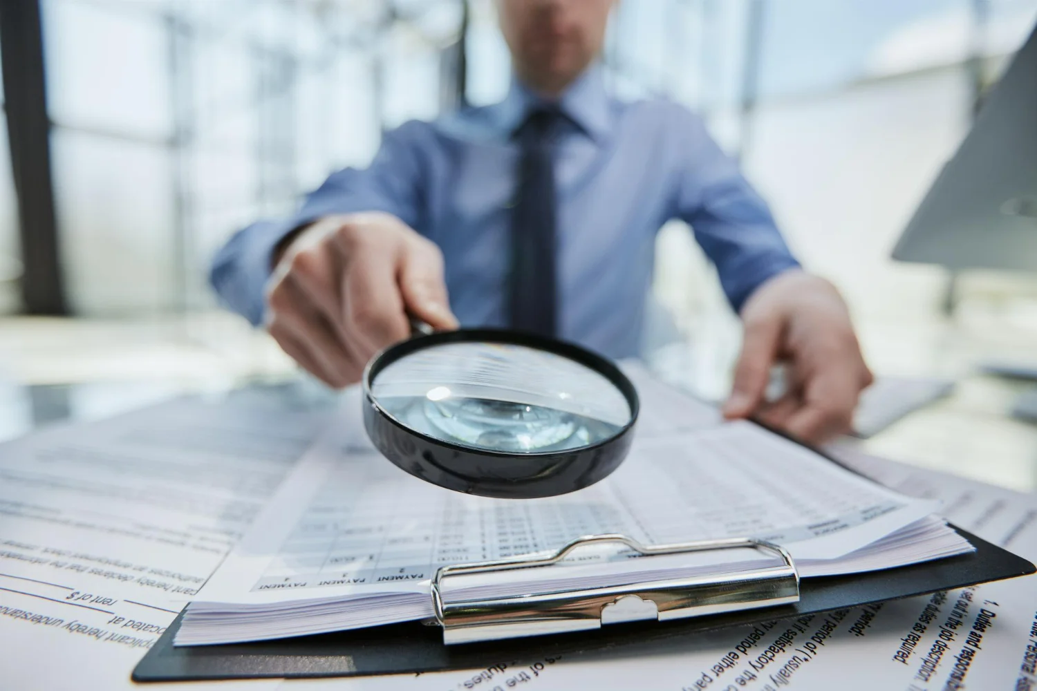 Imagem ilustrativa de um auditor da Receita Federal fazendo a fiscalização de IRPJ e CSLL.