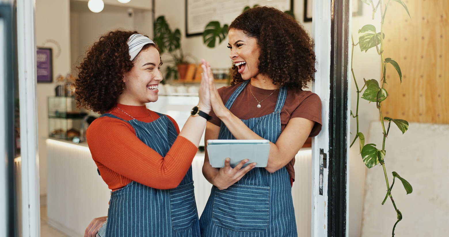 Duas empreendedoras comemoram a renegociação de dívidas através do programa Desenrola Pequenos Negócios.