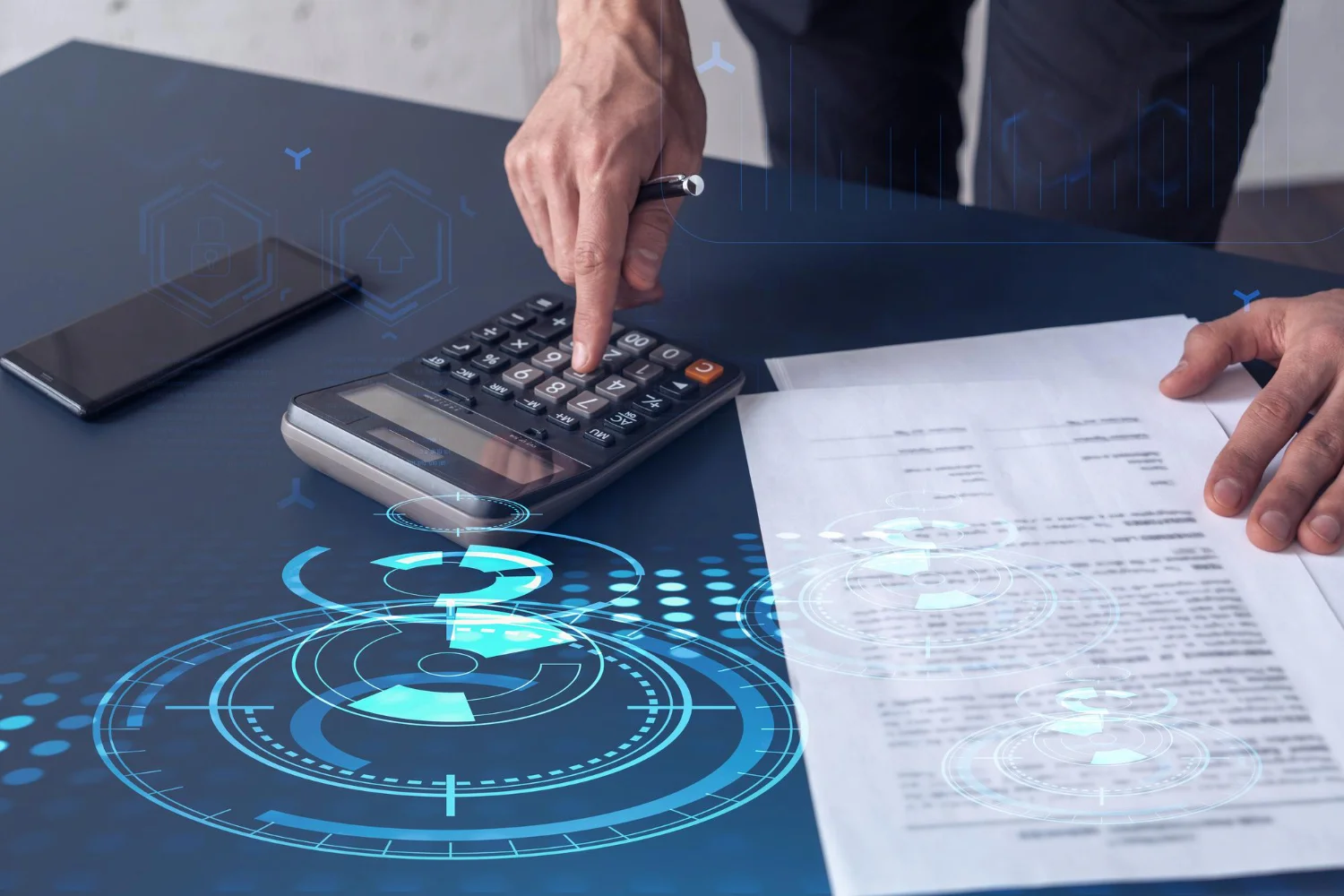Contador fazendo conta e analisando documentos, ilustrando a integração fiscal e contábil na Reforma Tributária.
