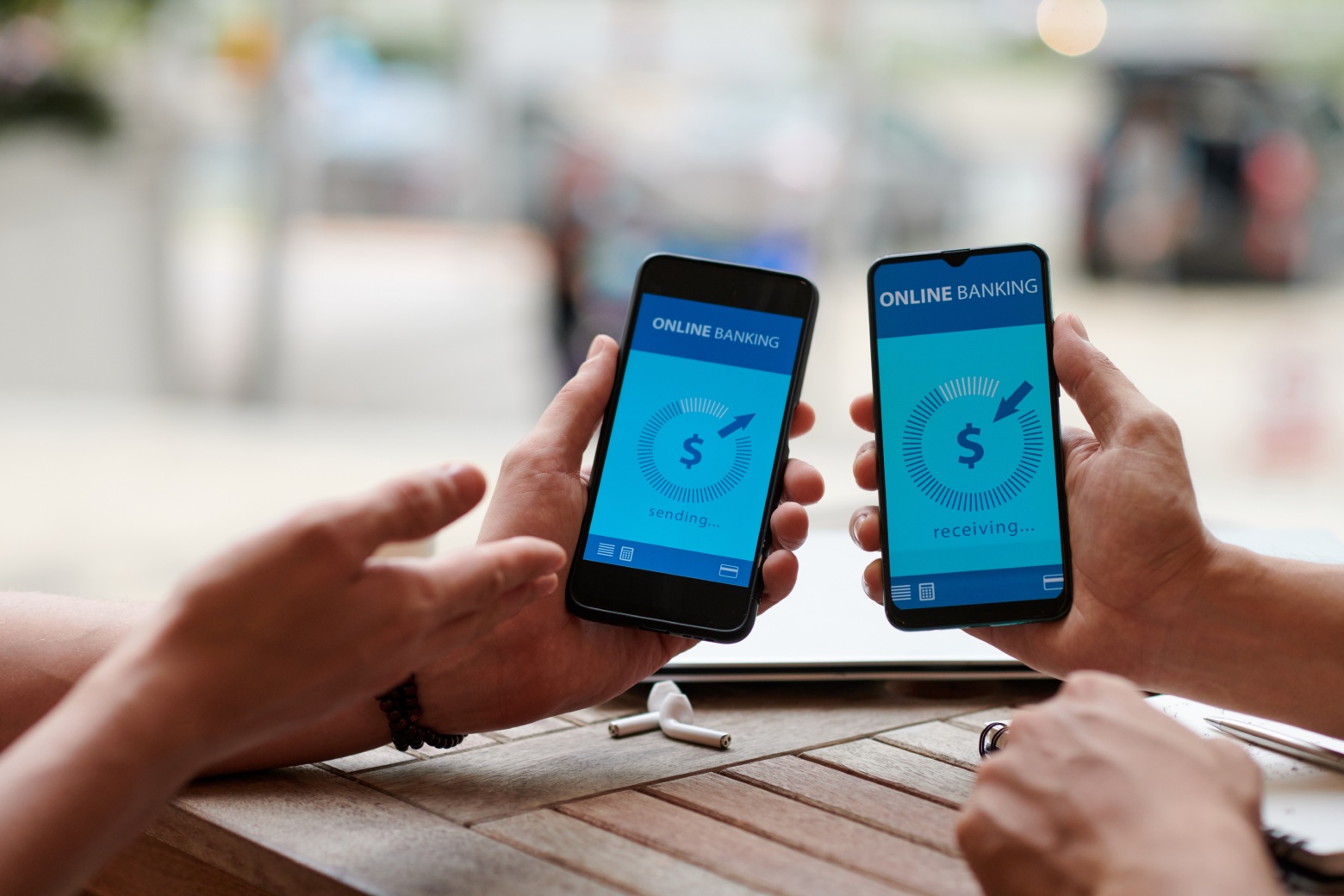 Duas pessoas fazendo transações divididas em seus celulares, simbolizando o Split Payment.