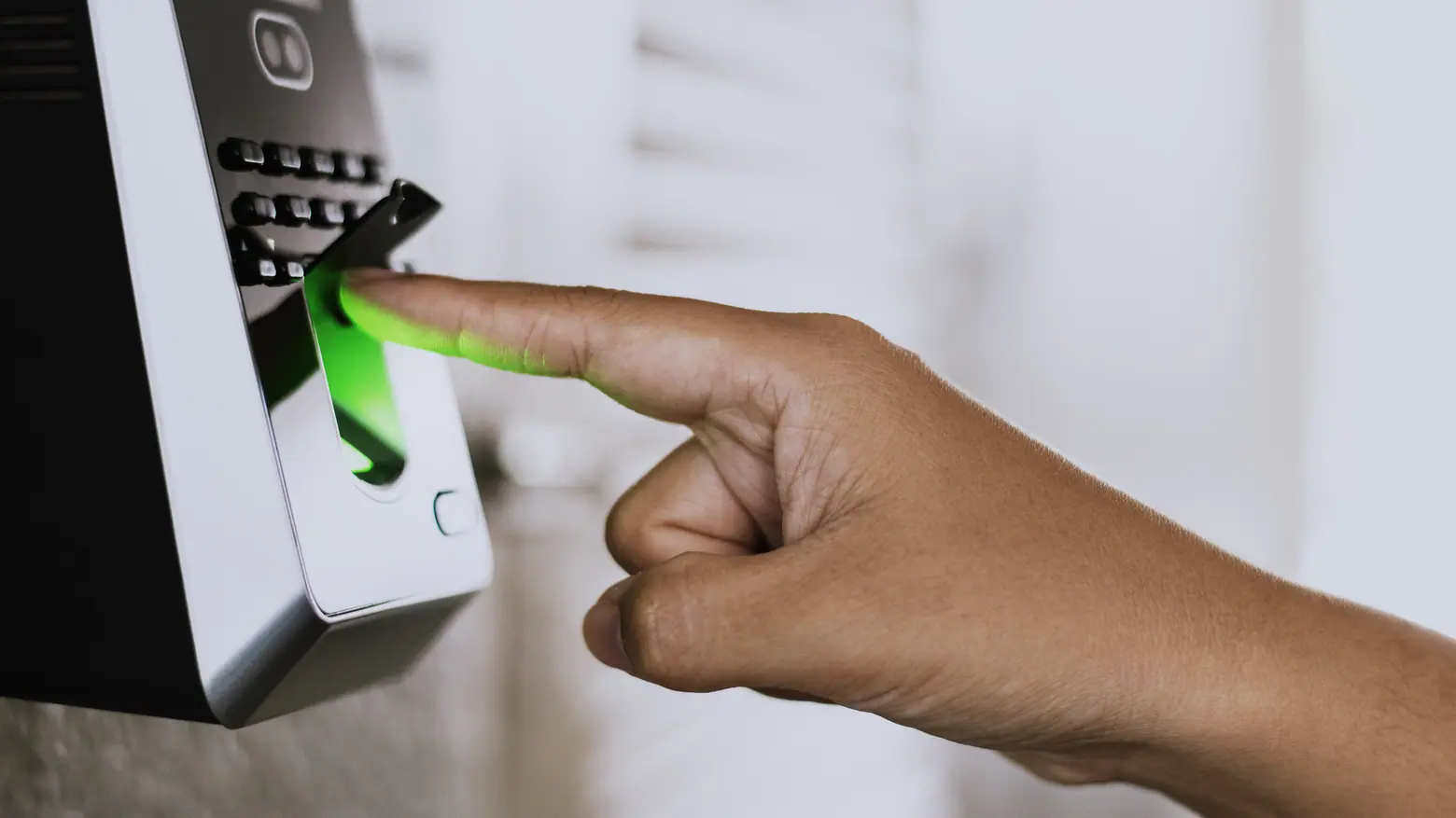 Ponto eletrônico físico, simbolizando as novas diretrizes de registro da jornada de trabalho, segundo a Portaria 671.