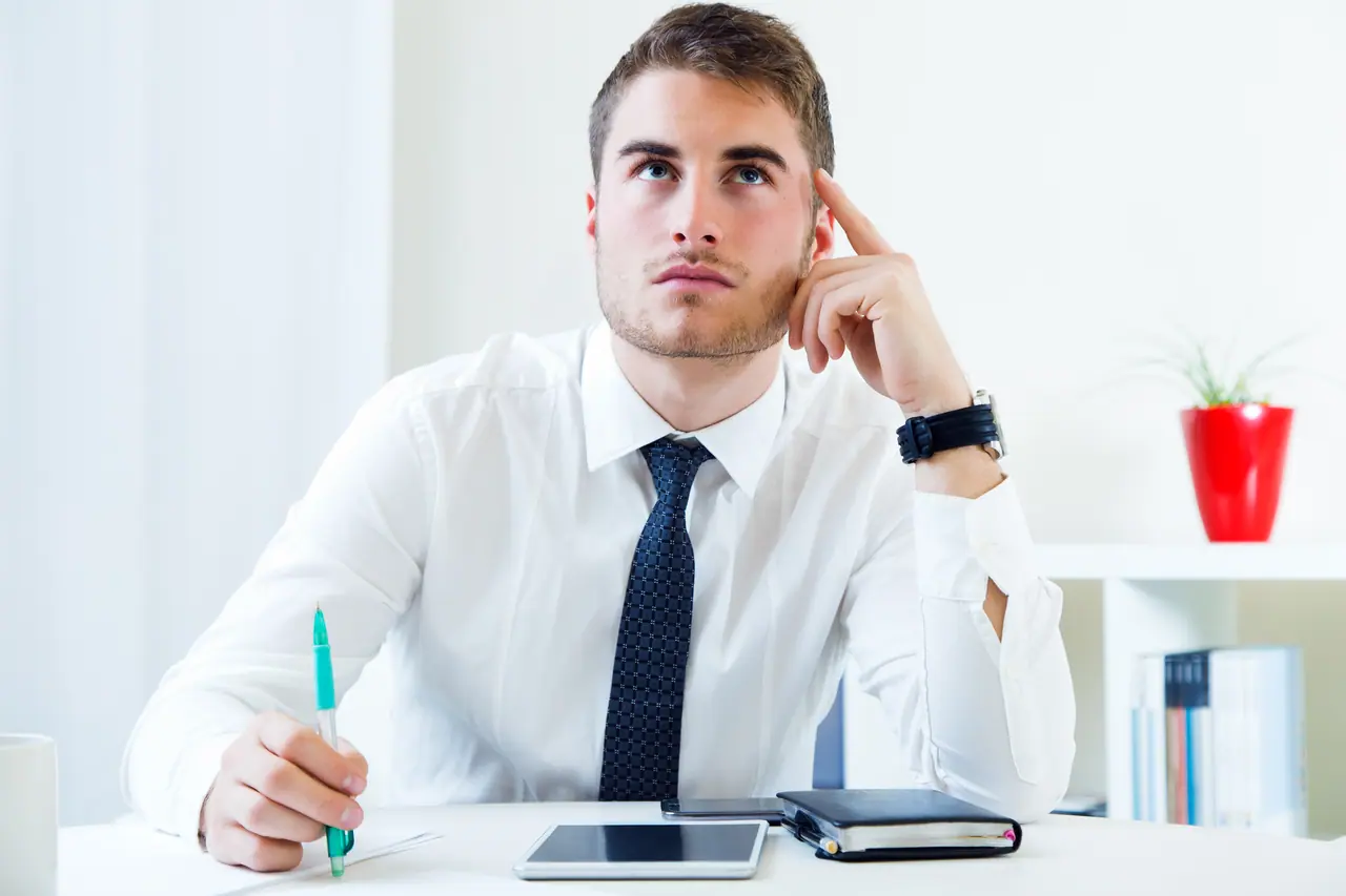 Imagem de um empreendedor individual com expressão de dúvida, questionando quem não pode ser MEI.