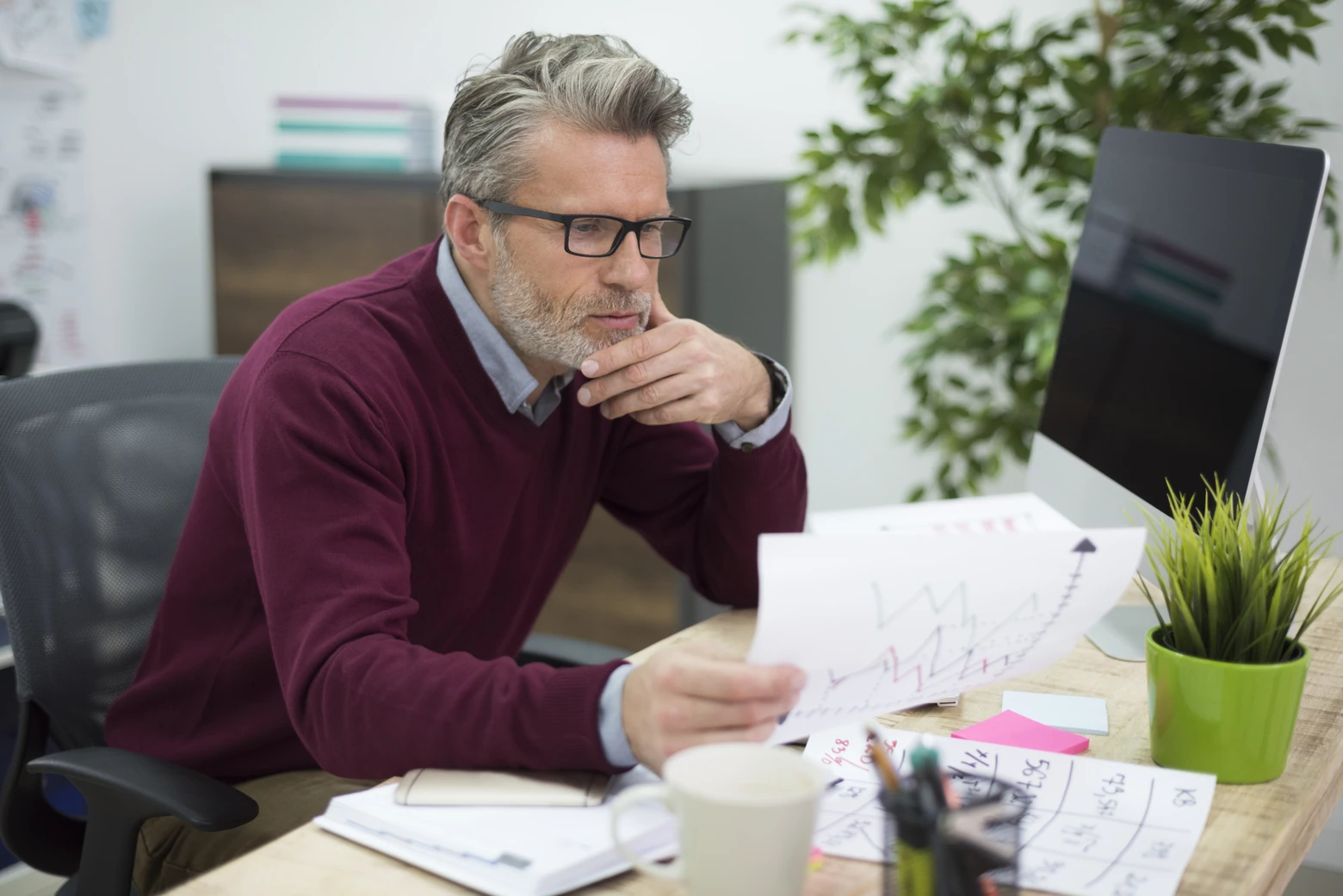 Profissional preocupado com retrabalho no escritório contábil