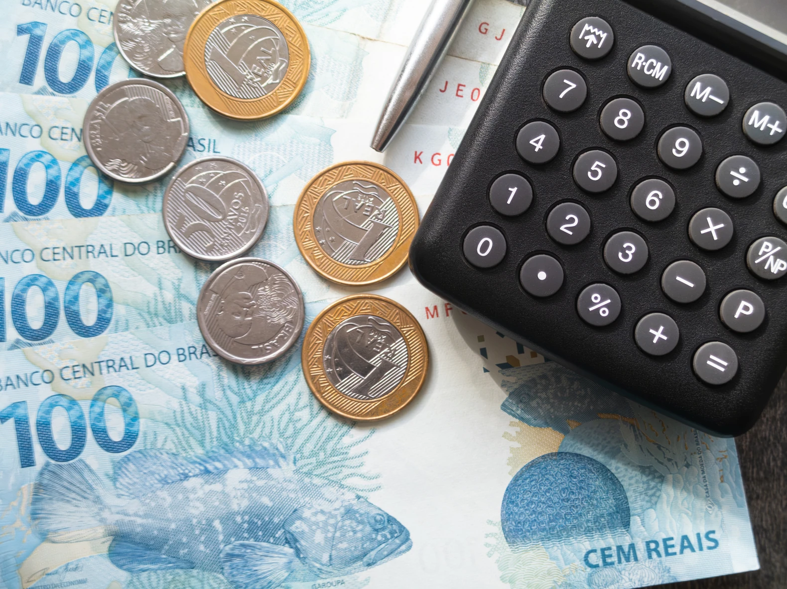 Moedas e cédulas de dinheiro representando os créditos tributários