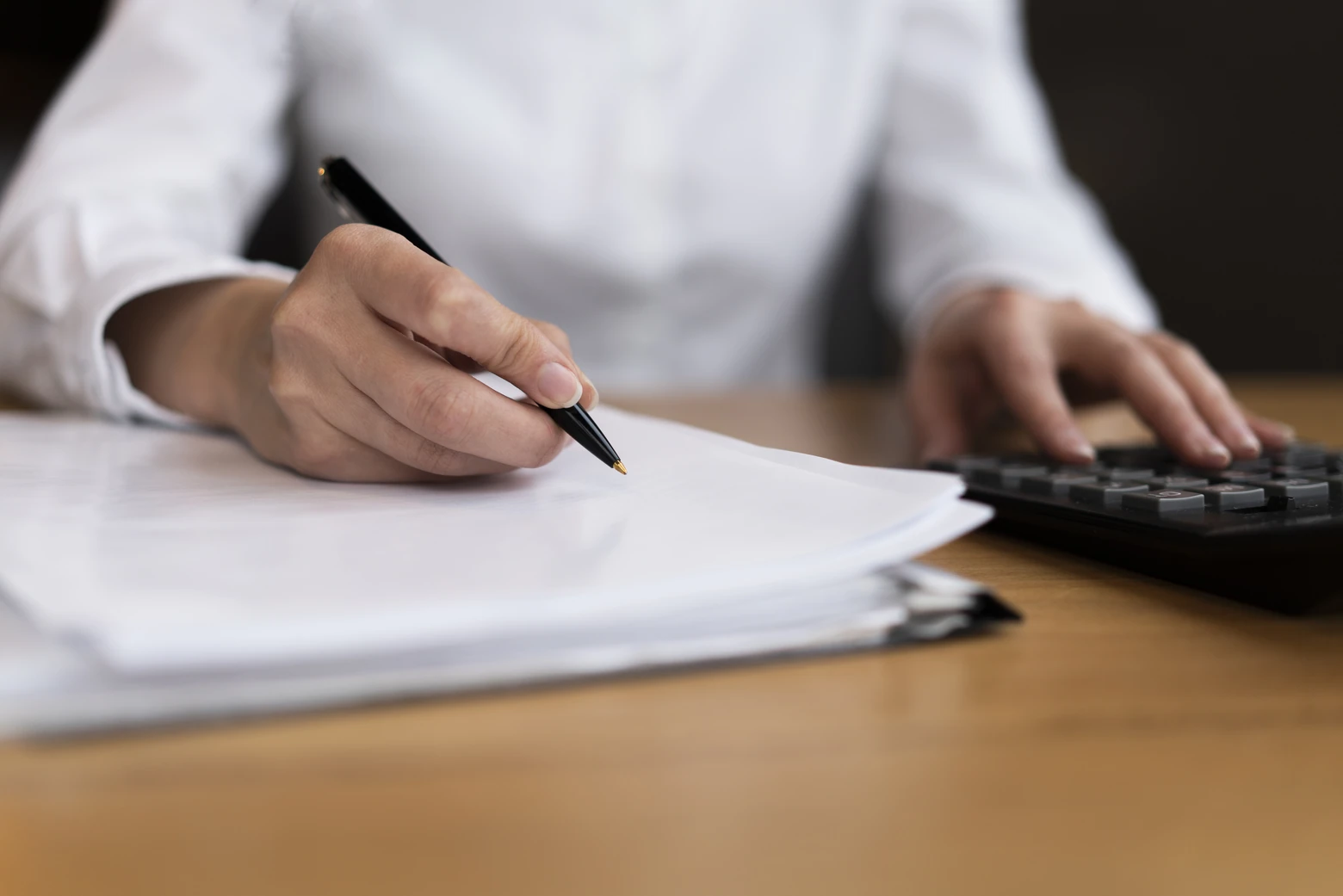 Profissional de Departamento Pessoal revisando CPF de dependentes no eSocial pelo computador