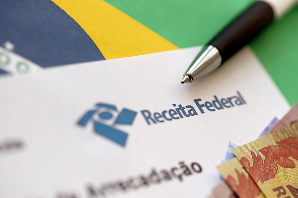 Documento da Receita Federal e bandeira do Brasil representando a exclusão do Simples Nacional