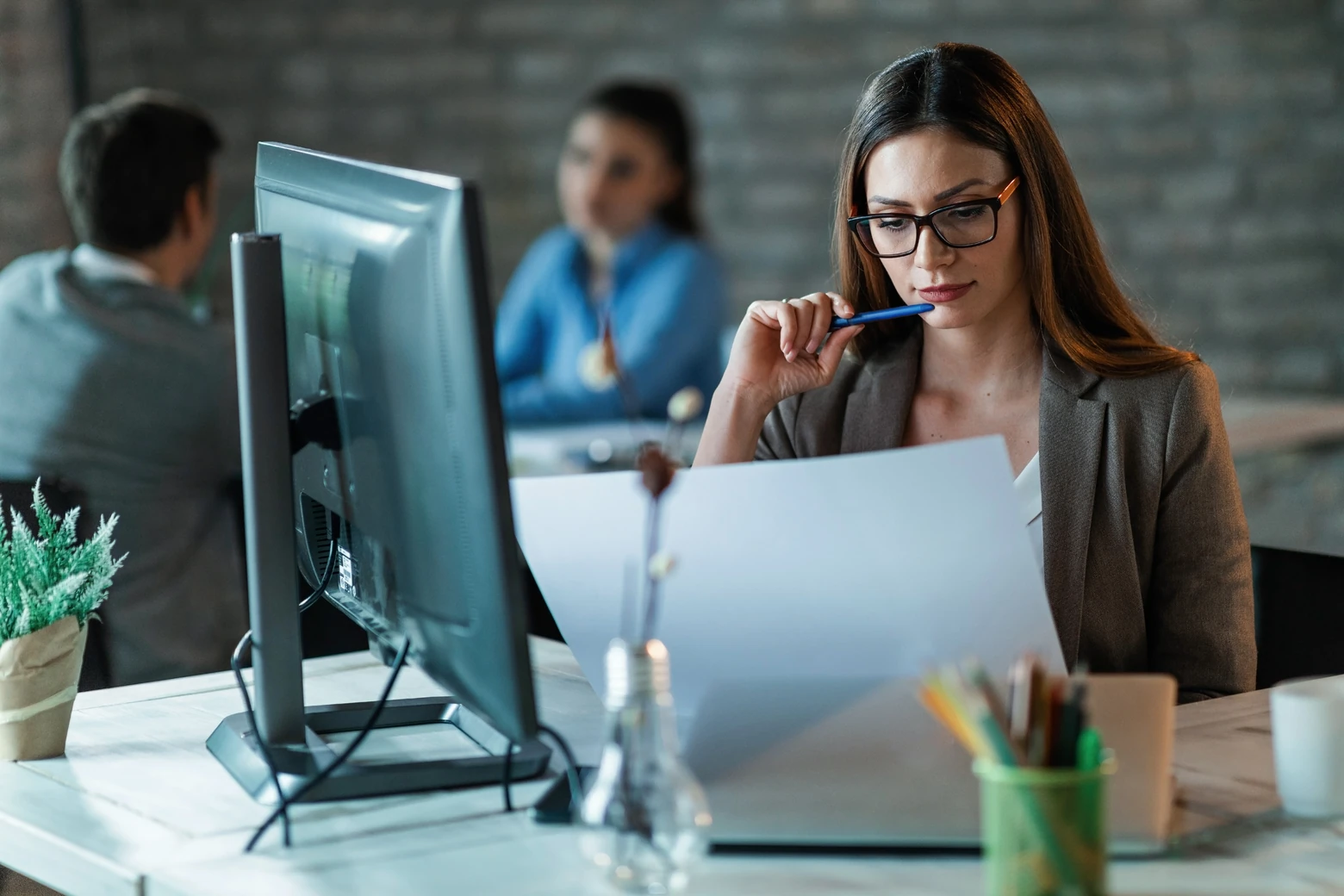 Profissional feminina usando computador com sistema de gestão para escritório contábil
